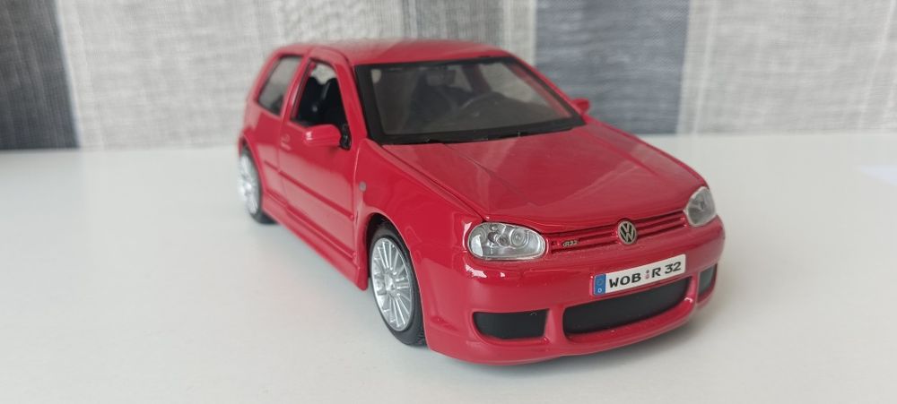 VW Golf R32 escala 1/24