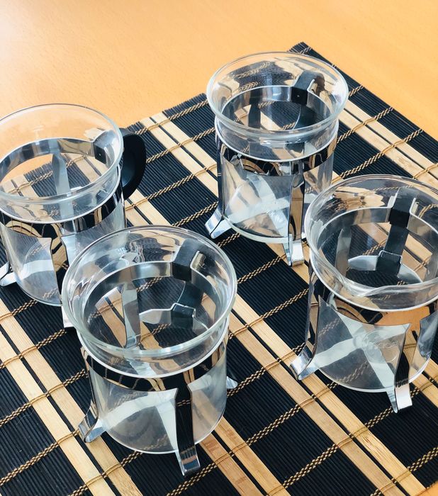 Conjunto de Chávenas de chá ou café, com leiteira