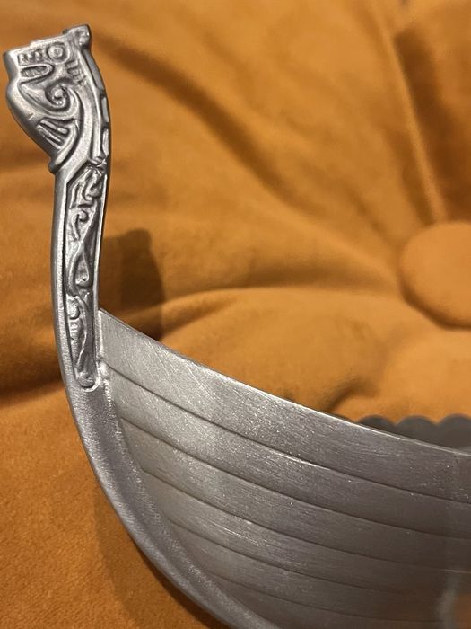 Оловянная чаша в виде корабля викингов.60-е года