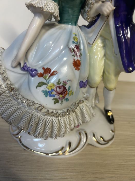 Porcelanowa figurka – para w strojach z epoki nr.9454