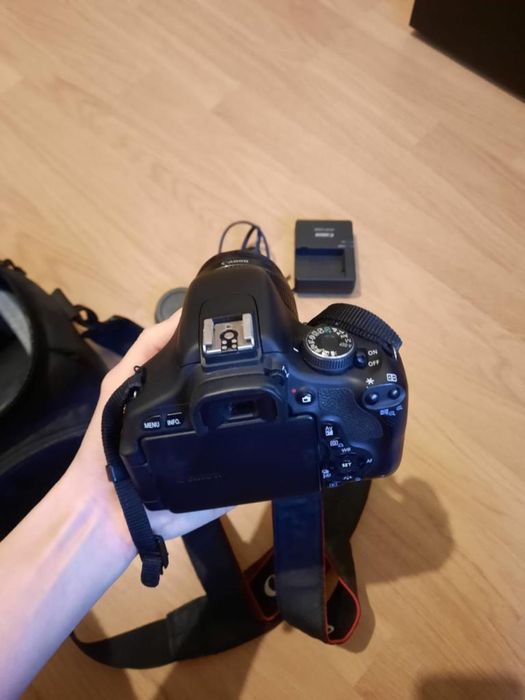 Câmera DSLR Canon EOS 600D com Speedlite 430EX II
