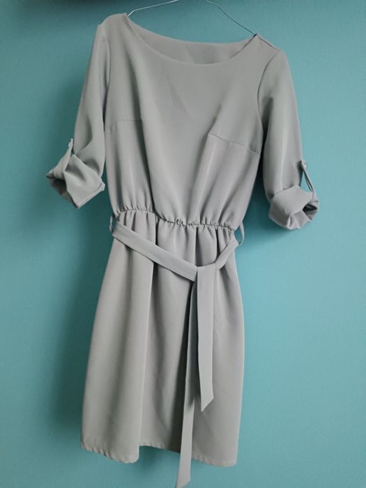 Szara sukienka z paskiem