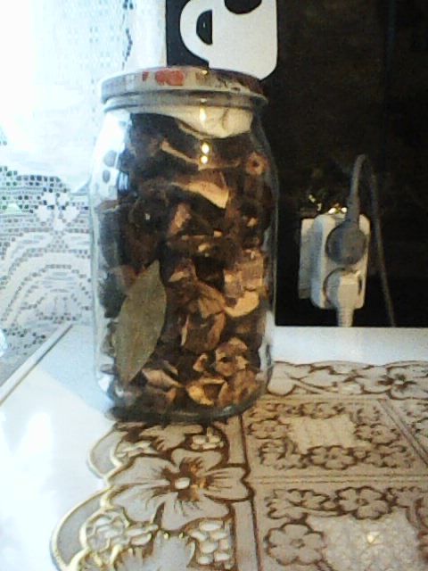 Slrzedam suszone grzyby .  4 sloiki 1l Borowik szlachetny i podgrzybek