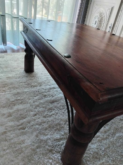 Mesa de centro rústica em ótimo estado.
