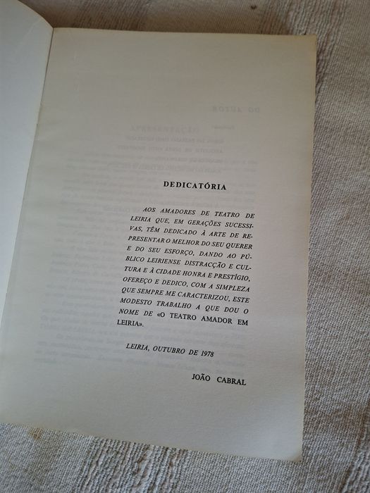 Livro antigo sobre o Teatro Amador em Leiria