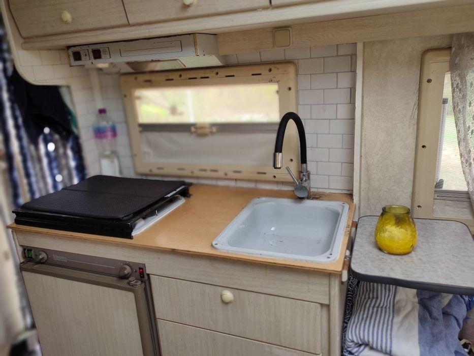 Autocaravana com 4 lugares na cabine e três portas