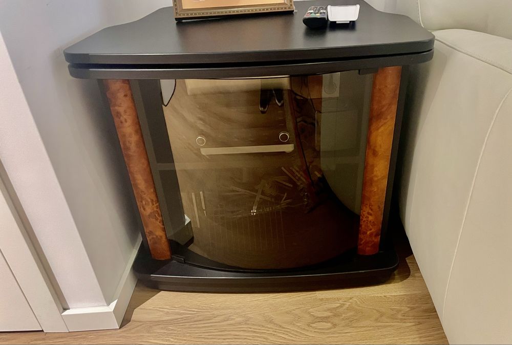 Móvel com rodas e tampo rotativo (360°) para tv e módulos (4) de som