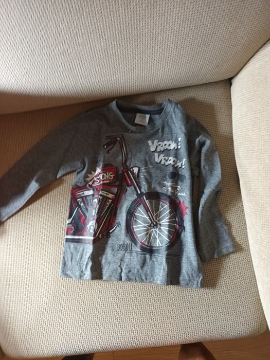 Sortido de roupas de menino