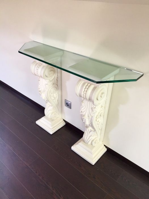 Colunas de gesso com tampo em vidro