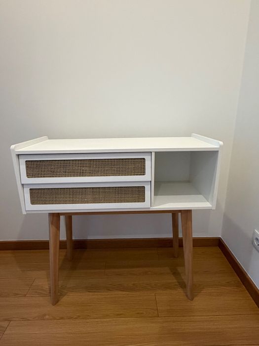 Consola branca com rattan