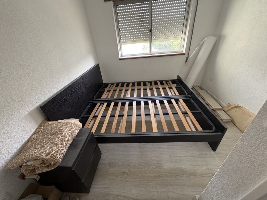 2 camas de solteiro + mesa de cabeceira