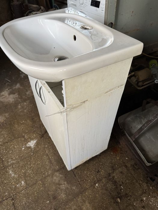 Умывальник с тумбочкой в ванную комнату