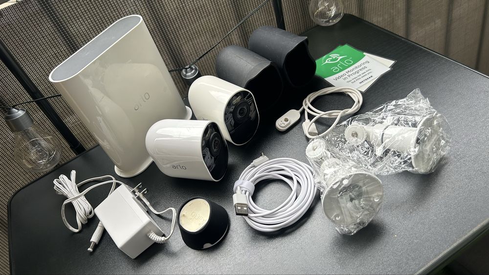 Arlo Ultra VMC5040 + stacja VMB5000 + akcesoria – zestaw monitoringu