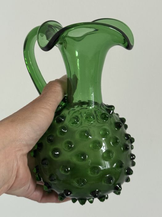 Mały osiołek z kolcami  Zielony szklany wazon