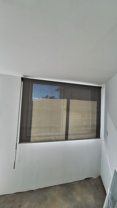 4 Semi-new roller blinds.64750647275779123