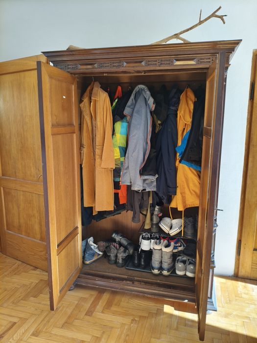 Antyczna rzeźbiona szafa