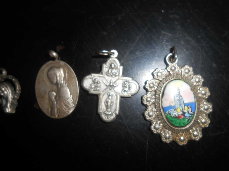 Peças diversas para artesanato . Pingentes para fios, medalhas.