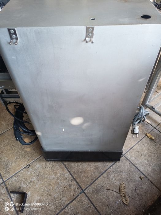 Uma banca com rodas muito boas arrumações de ferramentas ou o que  pre