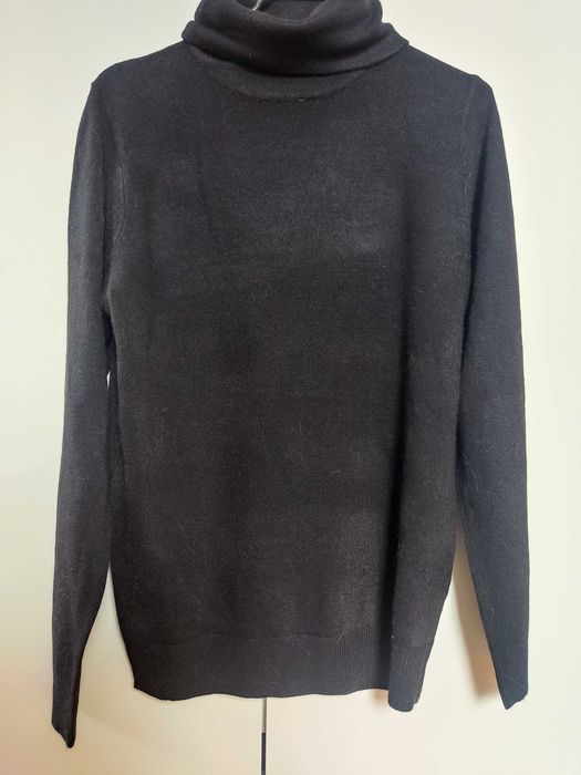 Czarny sweter golf