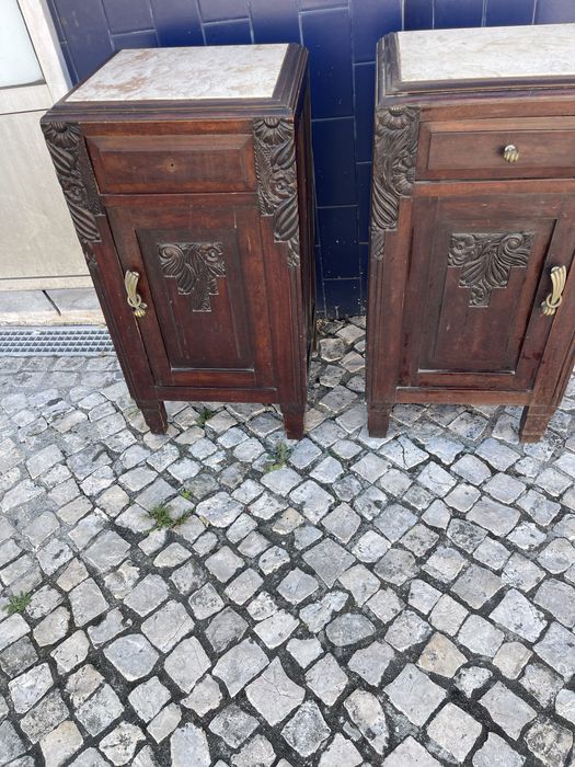 Mesas de cabeceira antigas, com cerca de 130 anos. Em bom estado, com pedras mármore.