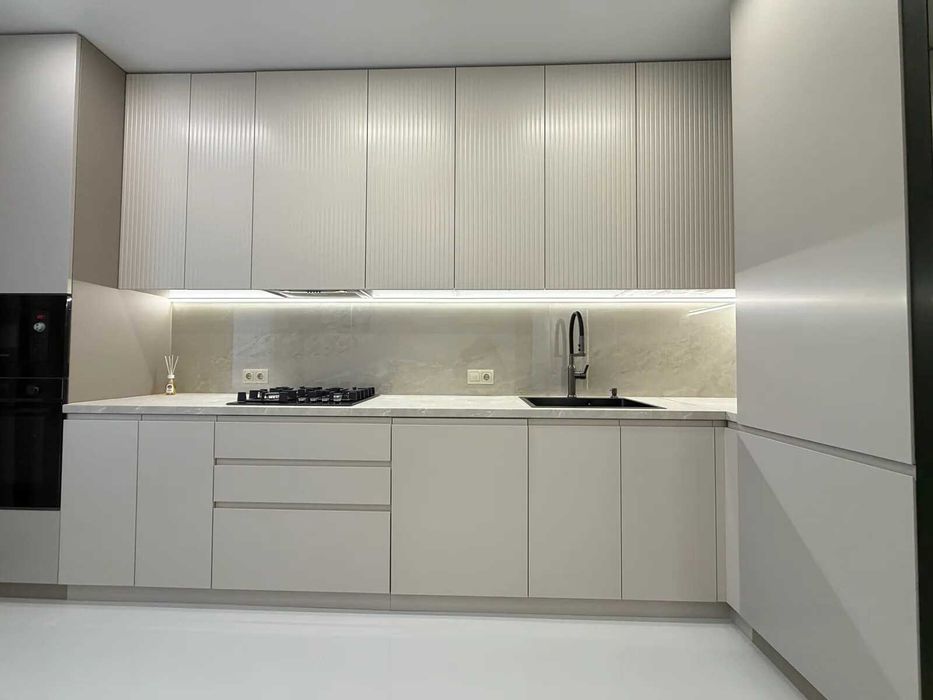 Стильна трикімнатна біля міського озера