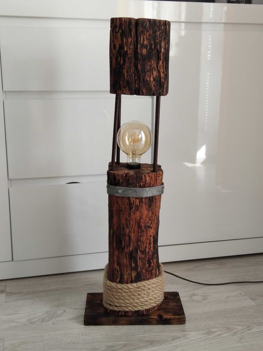 Lampa ze starego drewna