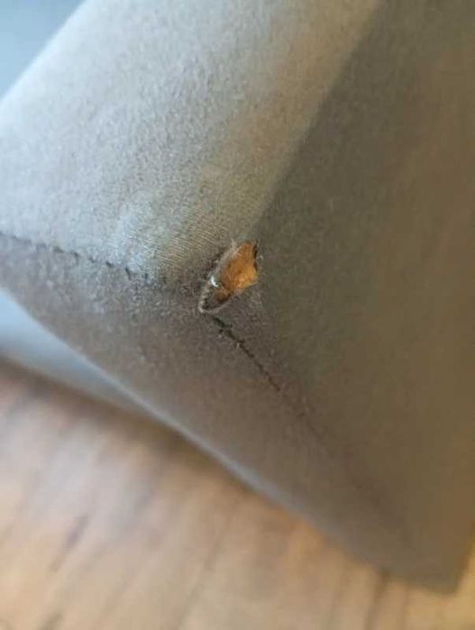 Mała sofa dziecięca uszkodzona
