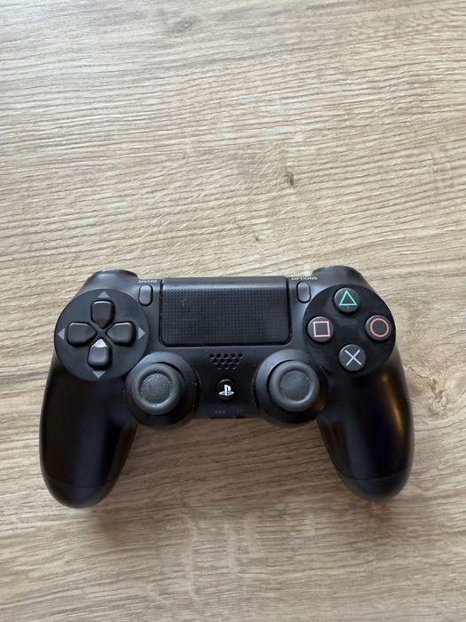 PlayStation 4 500 GB + 4 comandos + 13 jogos