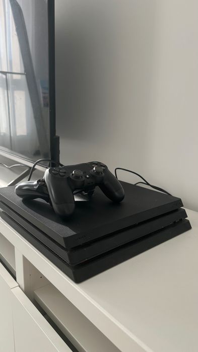 Продаю ігрову приставку Sony PlayStation 4 Pro 1TB