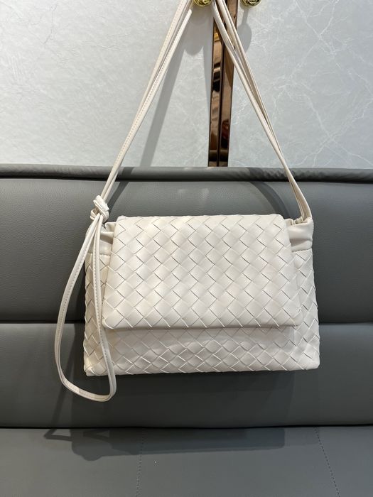 Жіноча сумка Bottega Veneta молочний