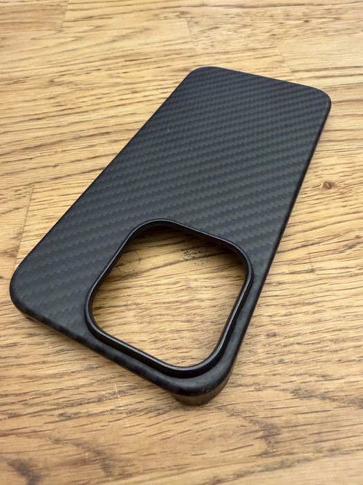 Etui Magsafe iPhone 15 pro jak Pitaka Aramid Carbon