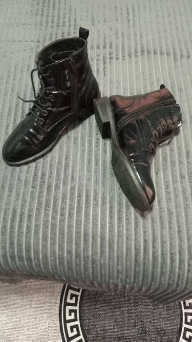 Продам Боты отличное состояние,натуральная кожа лак,р 39 цена 800