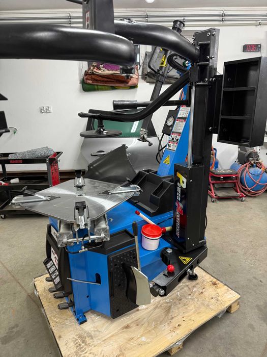 Pneumatyczna montażownica do opon z blokadą JT-609