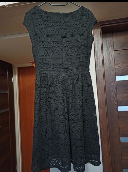 Czarna koronkowa sukienka Reserved