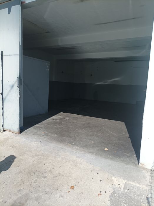Arrenda armazém/oficina/garagem