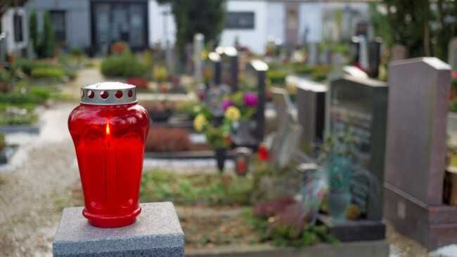 Sprzątanie opieka nad grobami mycie pomników