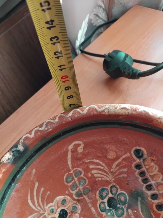 Глиняная старинная миска.