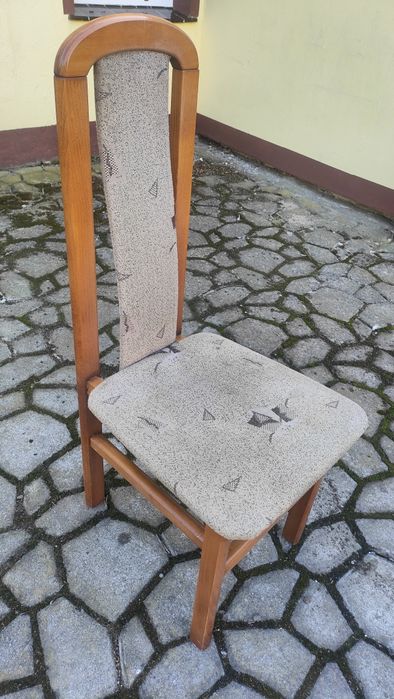 Stół z krzesłami.