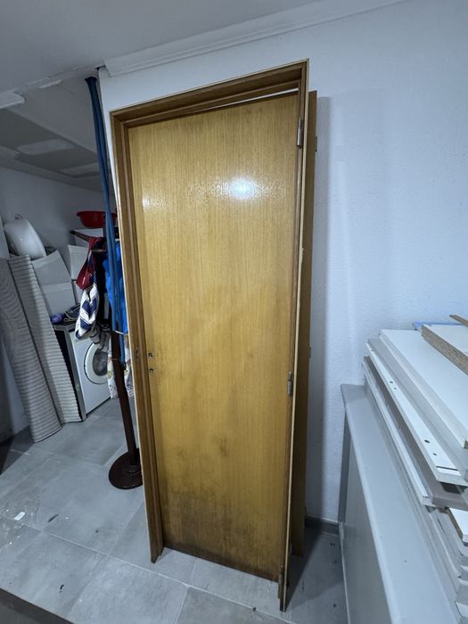 Duas portas em carvalho e uma moldura