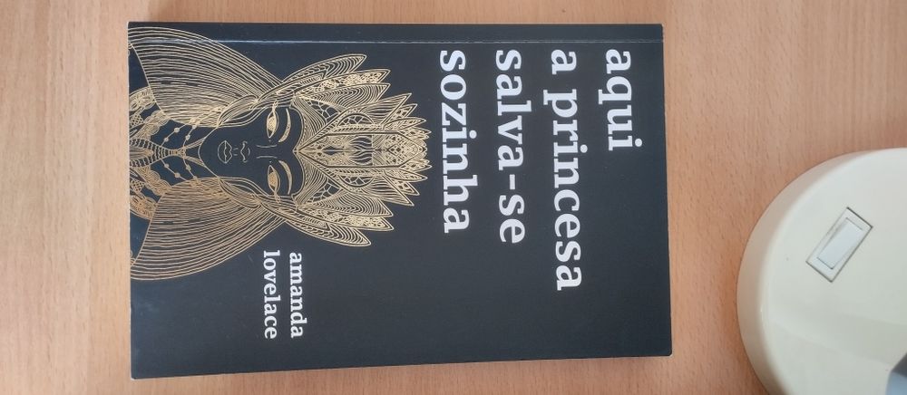 Livro Aqui a princesa salva-se sozinha