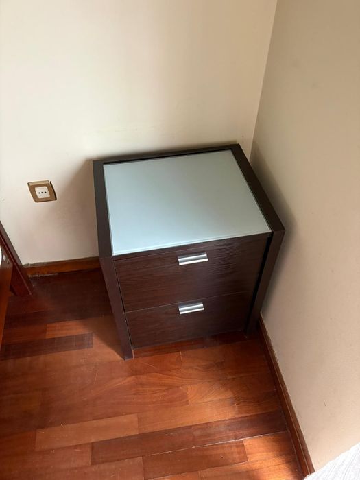 Cama com colchão vibratório, roupeiro , comoda , mesas de cabeceira