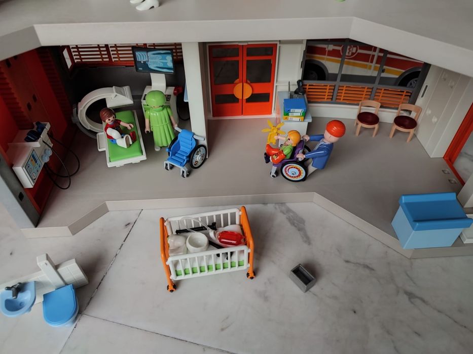 Szpital Dziecięcy Playmobil 6657 + Dodatkowe piętro 6443 + 8 zestawów