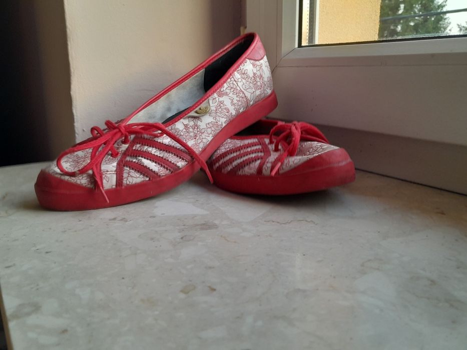 Sprzedam używany archiwalny model Adidas Adria w wersji Ballet Flats (