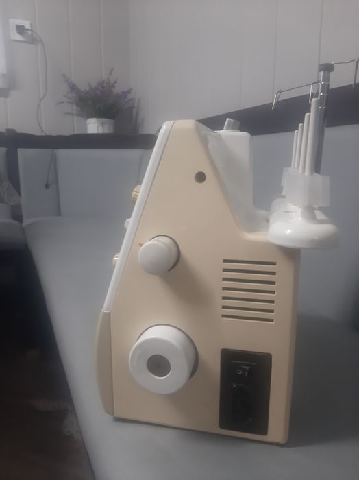 Швейна машина Оверлок