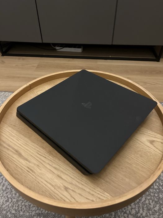 Konsola PS4 Slim 1TB - 2x pady + gry w zestawie