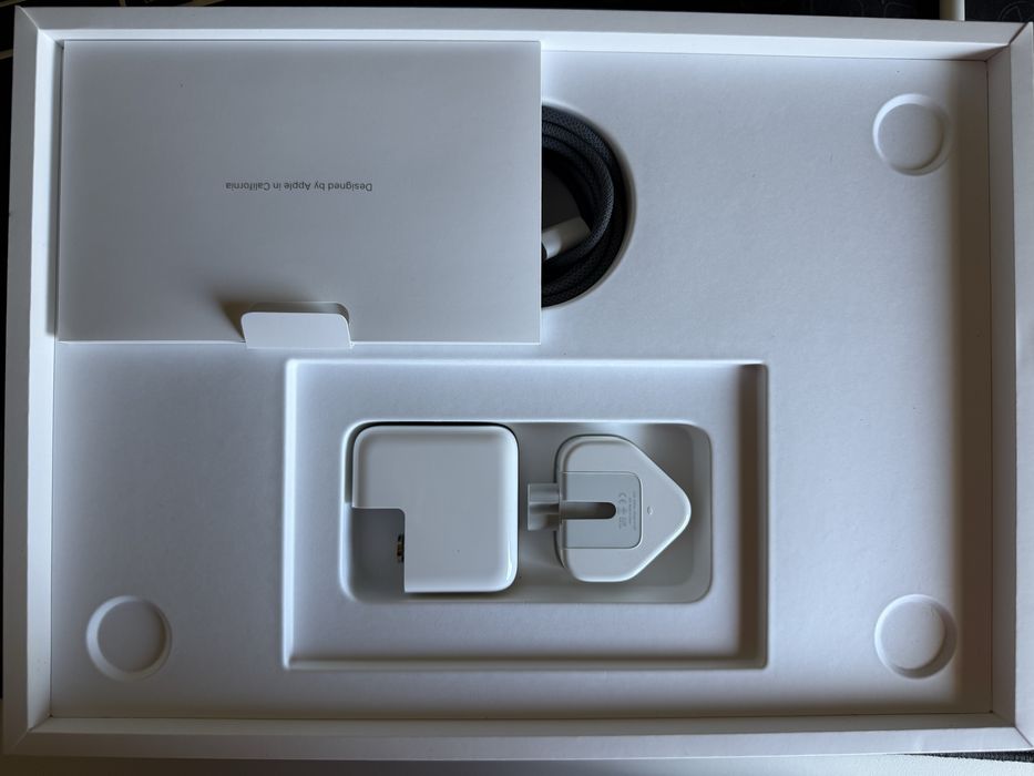 MacBook Air M3 13” 2025 Midnight 16GB/256GB | Como Novo | Caixa + Fatura