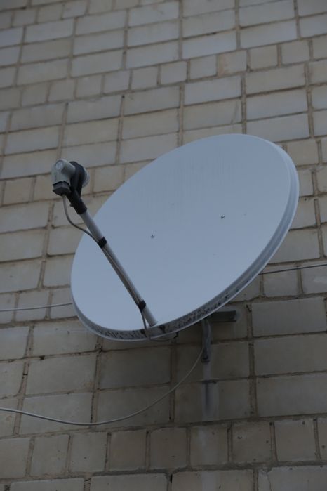 Повний робочий комплект супутникового телебачення, 2 тарілки, 3 тюнера