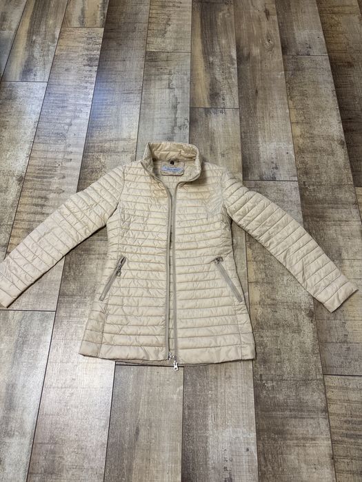 Продам курточку бежевую в хорошем состоянии