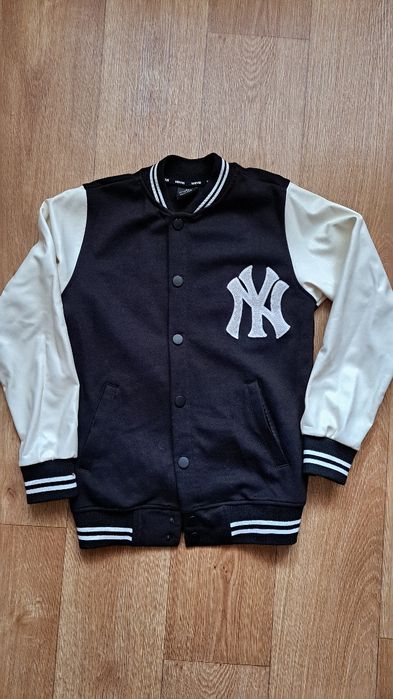 бомбер в стиле New York Yankees.