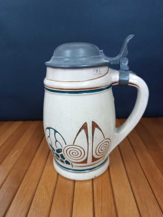 Antiga e curiosa caneca de cerveja com tampa. Alemã. Art deco